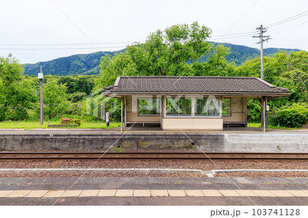 地方鉄道の駅のプラットフォームの待合室 103741128