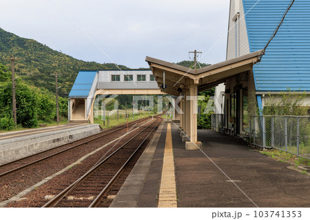 単線鉄道の列車交換駅のプラットフォームと列車交換設備 単線鉄道の列車交換駅のプラットフォームと列車交換設備 103741353