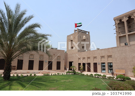 アラブ首長国連邦のドバイに広がる歴史的建築物 103741990