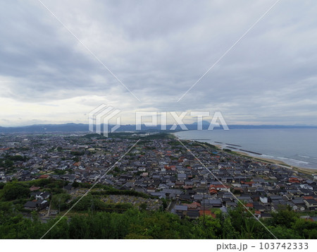 奉納山より望む日本海と出雲の街並み(島根県出雲市) 103742333