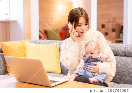 出産後に赤ちゃんを世話しながら仕事する女性（リモートワーク・在宅勤務） 103742367