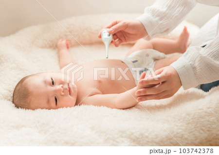 赤ちゃんの体温を測るママ・親子・母子 103742378