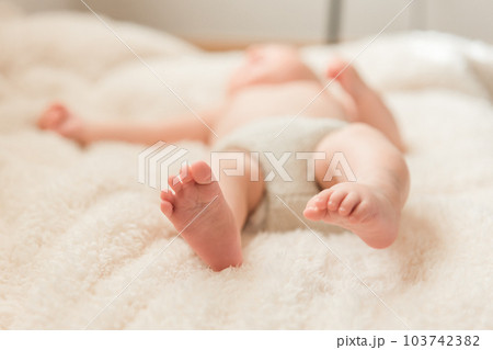 赤ちゃんの足とオムツ 赤ちゃんの足とオムツ 103742382