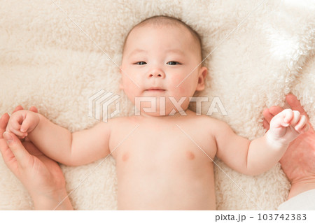 フォトスタジオで撮影された赤ちゃんとママの手 フォトスタジオで撮影された赤ちゃんとママの手 103742383