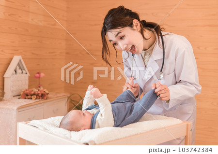 赤ちゃんをあやす産婦人科・新生児科・医者・医師・女医 赤ちゃんをあやす産婦人科・新生児科・医者・医師・女医 103742384