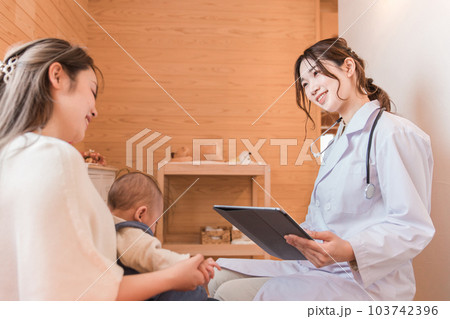 赤ちゃんを診察する産婦人科・新生児科・医者・医師・女医とママ 103742396