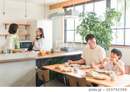 子育て世代の朝食風景 子育て世代の朝食風景 103742399