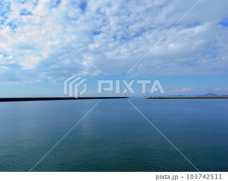 伊予港より望む瀬戸内海(愛媛県伊予市) 103742511