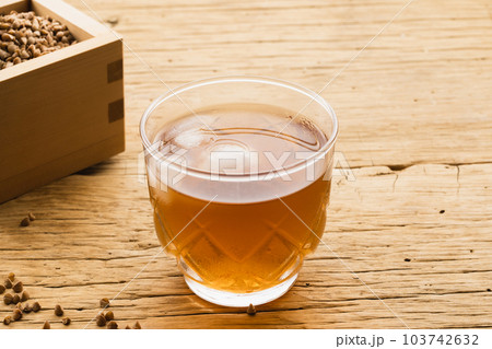 小皿に盛ったそばの実と蕎麦茶(ナチュラルテイスト) 小皿に盛ったそばの実と蕎麦茶(ナチュラルテイスト) 103742632