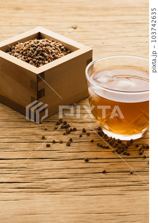 枡に盛ったそばの実と蕎麦茶(ナチュラルテイスト) 枡に盛ったそばの実と蕎麦茶(ナチュラルテイスト) 103742635