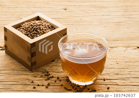 枡に盛ったそばの実と蕎麦茶（ナチュラルテイスト） 103742637