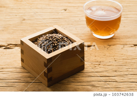枡に盛ったもち麦と麦茶（ナチュラルテイスト） 103742638
