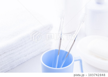 洗面所の歯ブラシとタオル 103742848