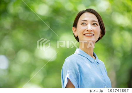 新緑　女性　ポートレート　ビューティー 103742897