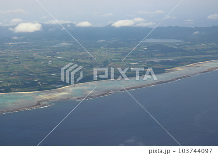 石垣島上空(於茂登岳、新石垣空港、底原ダム方面) 石垣島上空(於茂登岳、新石垣空港、底原ダム方面) 103744097