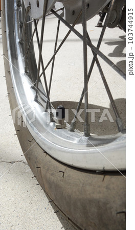 オートバイのスポークホイールとタイヤ オートバイのスポークホイールとタイヤ 103744915