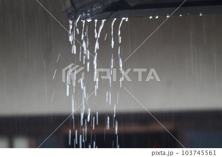 雨樋から滴り落ちる水 6月 梅雨 雨樋から滴り落ちる水 6月 梅雨 103745561