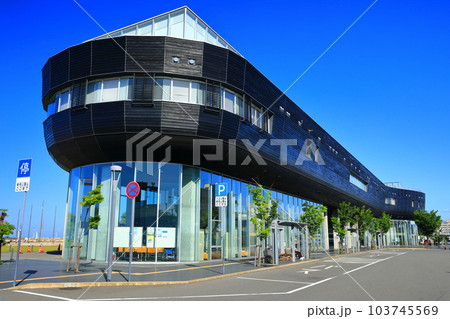 【愛媛県】快晴の今治みなと交流センター「はーばりー」（いまばり海の駅） 103745569