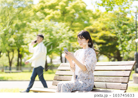 ベンチに座る若い女性のポートレート ベンチに座る若い女性のポートレート 103745633