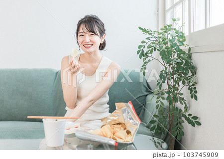 大食い・暴飲暴食しても太らない体質の女性(スリム) 大食い・暴飲暴食しても太らない体質の女性(スリム) 103745909