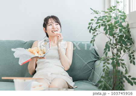 大食い・暴飲暴食しても太らない体質の女性（スリム） 103745916