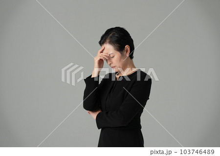 喪服の女性　考える　泣く 103746489