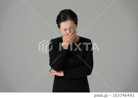 喪服の女性 考える 泣く 喪服の女性 考える 泣く 103746491