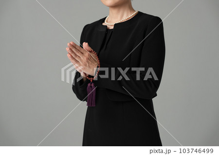 喪服の女性　顔なし 103746499