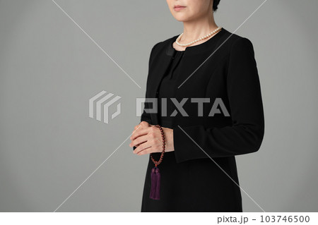 喪服の女性　顔なし 103746500