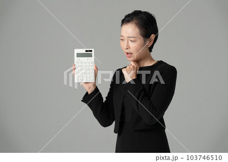 喪服の女性　計算機　お金 103746510