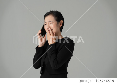 喪服の女性 スマートフォン 喪服の女性 スマートフォン 103746519