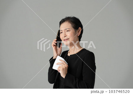 喪服の女性 スマートフォン 喪服の女性 スマートフォン 103746520