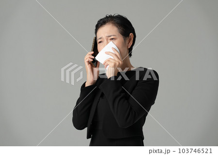 喪服の女性 スマートフォン 喪服の女性 スマートフォン 103746521