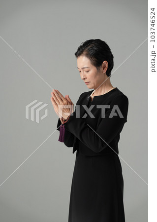 喪服の女性　横顔 103746524