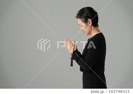 喪服の女性　横顔 103746525