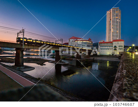 宝塚市を流れる武庫川、大橋から見る夕景、3月31日、日本 103746687