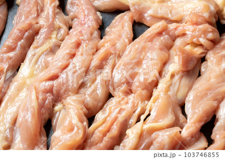 鶏肉(若鶏セセリ)をフライパンで焼く。 103746855