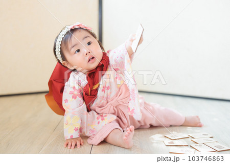 1歳の赤ちゃん　選び取りカード　一升餅 103746863