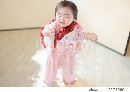 一升餅を背負う笑顔の赤ちゃん　立つ 103746864