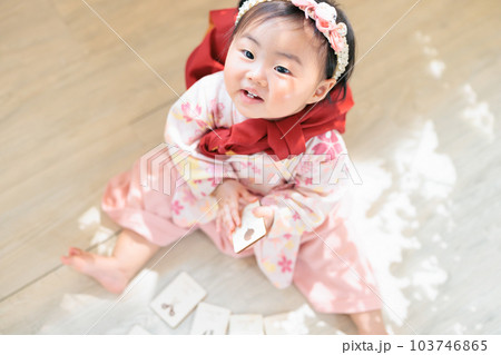 1歳の笑顔の赤ちゃん　選び取りカード　一升餅 103746865
