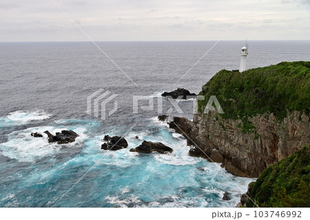 足摺岬の灯台  荒れた海 103746992