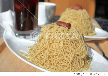 作りたてのケーキ　モンブラン 103747685