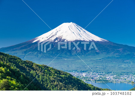 《山梨県》初夏大冠雪の富士山・新緑の山並み 《山梨県》初夏大冠雪の富士山・新緑の山並み 103748102
