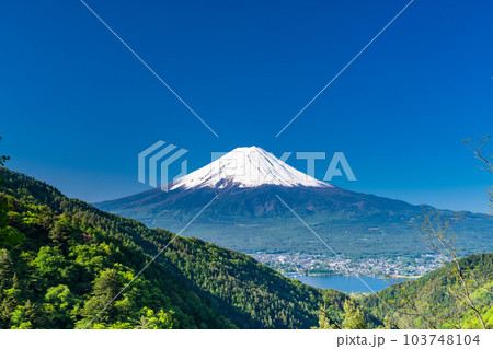 《山梨県》初夏大冠雪の富士山・新緑の山並み 《山梨県》初夏大冠雪の富士山・新緑の山並み 103748104