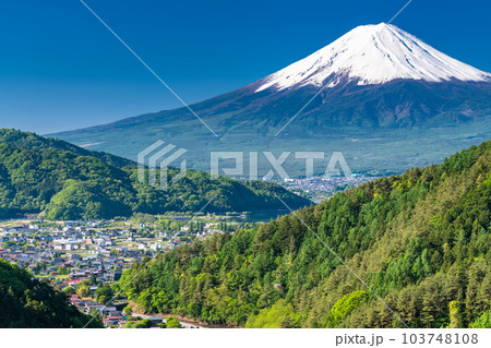 《山梨県》初夏大冠雪の富士山・新緑の山並み 103748108