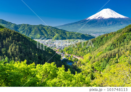 《山梨県》初夏大冠雪の富士山・新緑の山並み 103748113