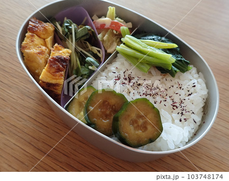 野菜たっぷりのヘルシーなお弁当 103748174