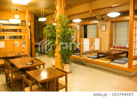 居酒屋　飲食店の内装　和風室内素材 103749087