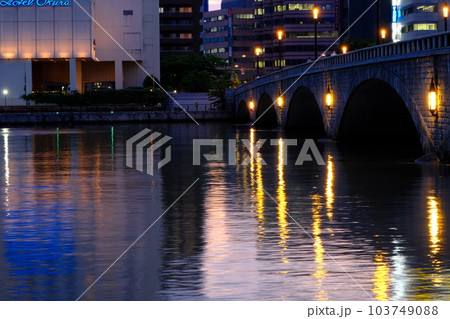 萬代橋夕景　新潟市 103749088