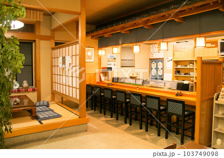 居酒屋　飲食店の内装　和風室内素材 103749098